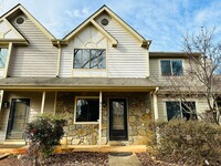 Building Photo - Two Bedroom Townhome located on Golf Course
