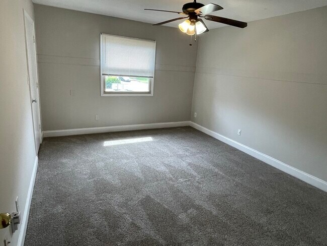 Building Photo - Charming 2-Bedroom Townhome in Prime Charl...
