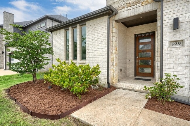 Building Photo - 929 Newcastle Dr
