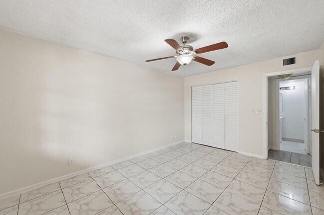 Building Photo - 2039 Coral Ridge Dr