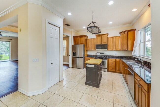 Building Photo - 1408 3rd St Cir E