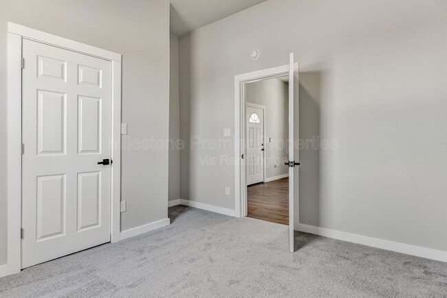 Building Photo - 619 E Sears St