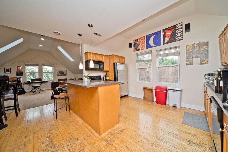 Building Photo - 3814 N Marshfield Ave