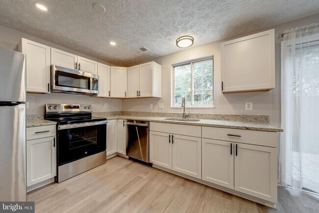 Building Photo - 6320 Lightburn Ct
