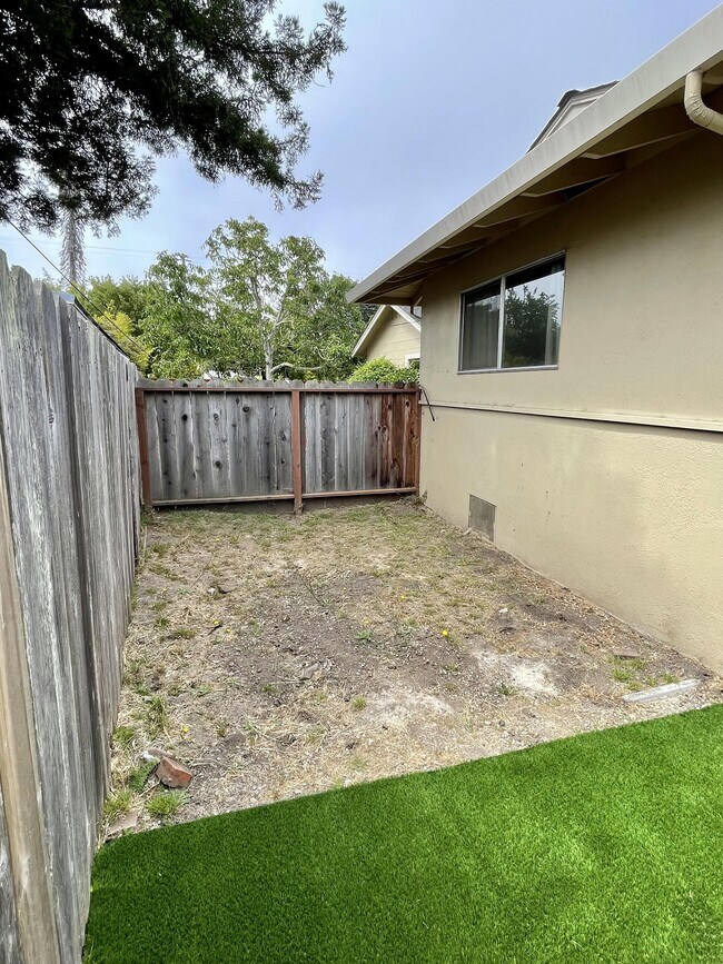 Building Photo - 1210 Chanticleer Ave