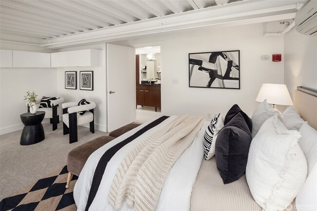 Building Photo - 1Bd/1.5Ba Seattle Condo