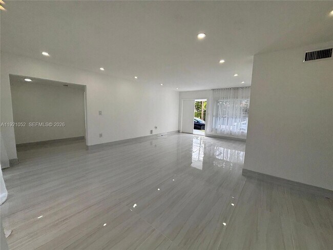 Building Photo - 725 91st St