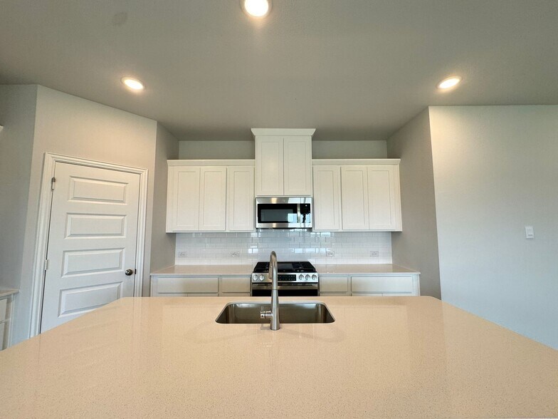 Building Photo - 3500 Kingdom Dr