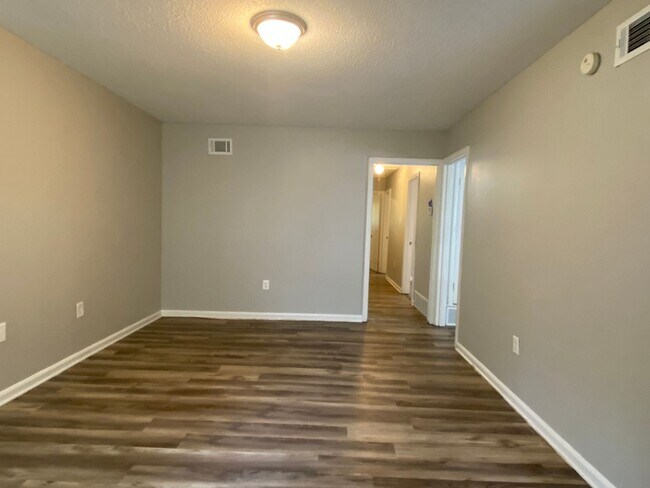 Building Photo - A Joyful 3-Bed Duplex Home!