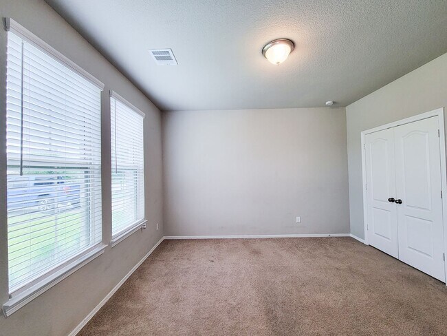 Building Photo - Beautifully updated 5-bedroom, 3.5-bath home located on a quiet cul-de-sac in a desirable Houston...