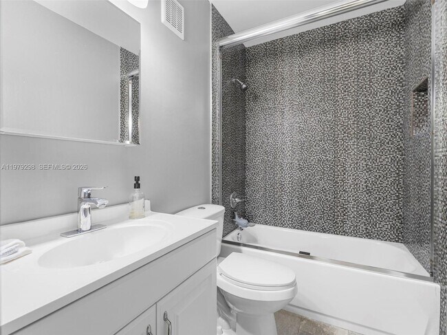 Building Photo - 10548 SW 112th Ave