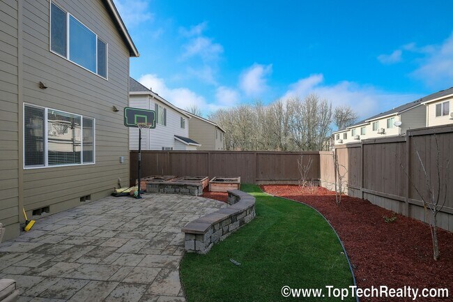 Building Photo - Beautiful Home & Ideal Location! | 5 Beds + 3 Full Baths | Gorgeous Appliances | ***Large Backyar...