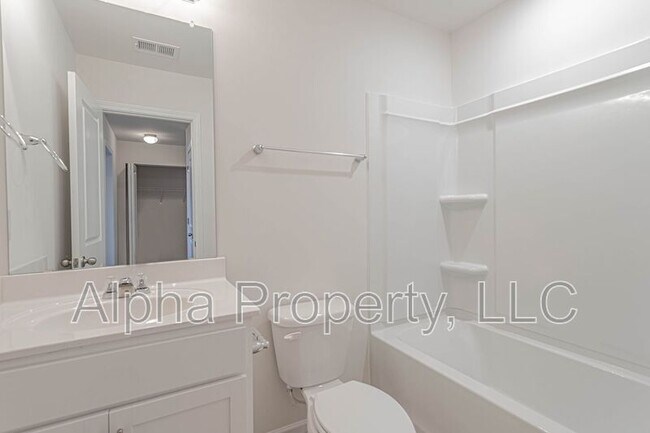 Building Photo - 30 Moorlyn Ln