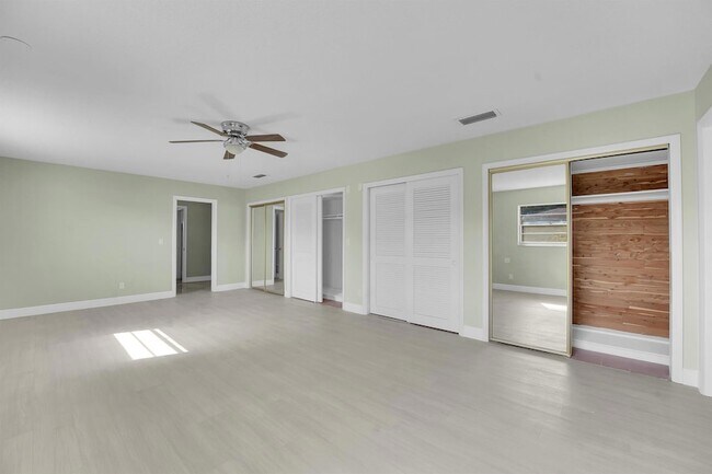 Building Photo - 154 SE Naranja Ave