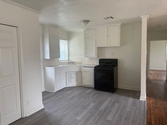 Building Photo - Three Bedroom One Bath