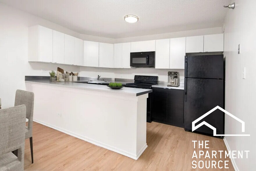 Building Photo - 1120 N La Salle Dr