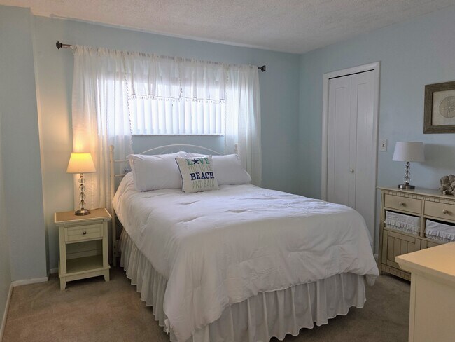 Building Photo - 4650 Cove Cir