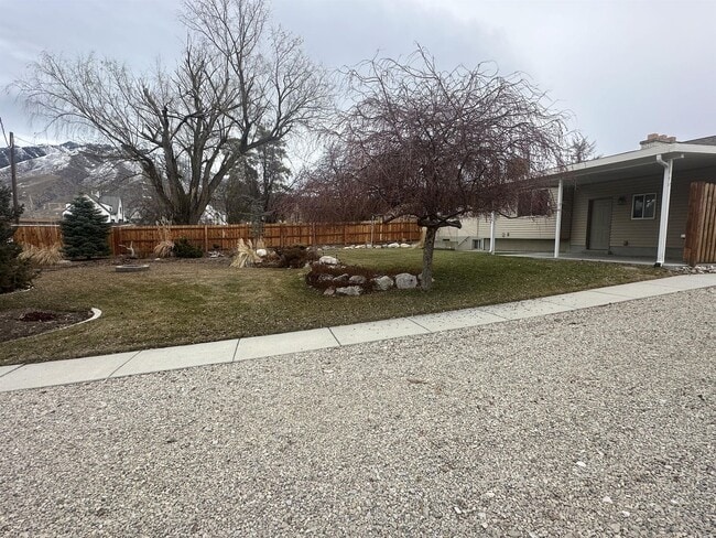 Building Photo - Cute country home available!