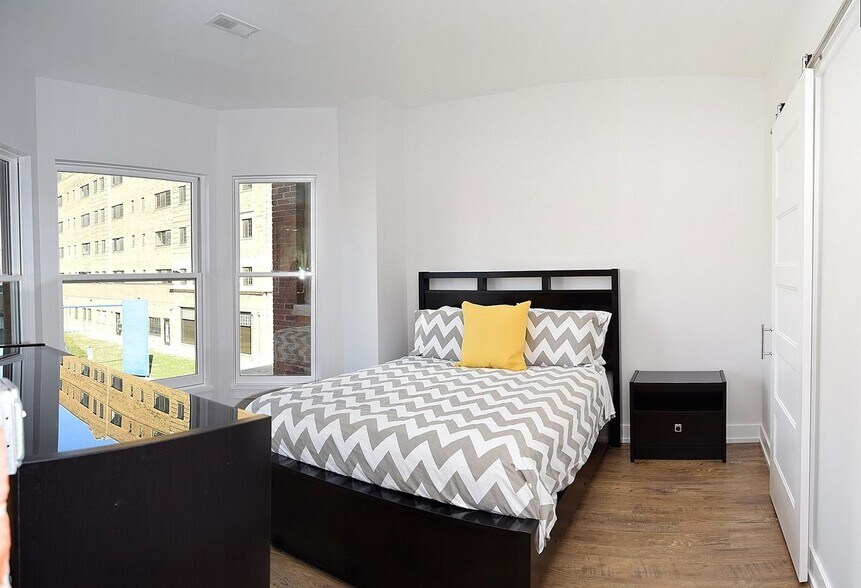 master bedroom - 829 N Pennsylvania St