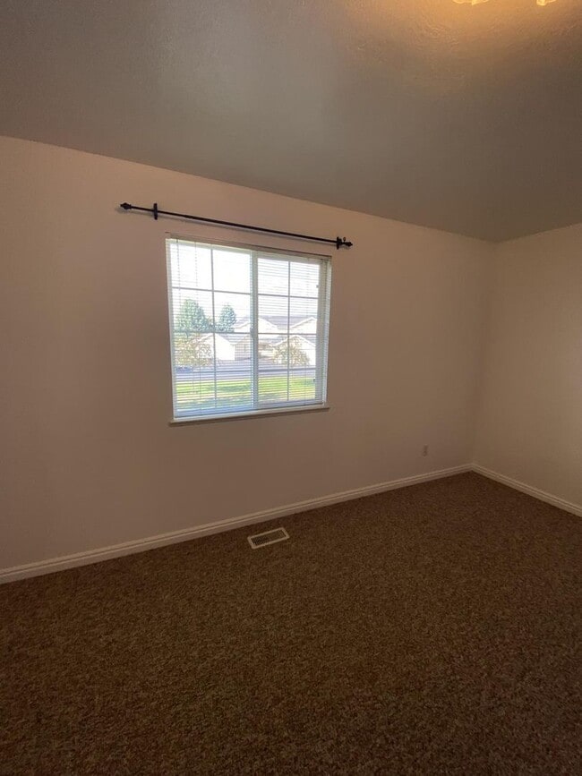 Building Photo - 1556 Talon Dr