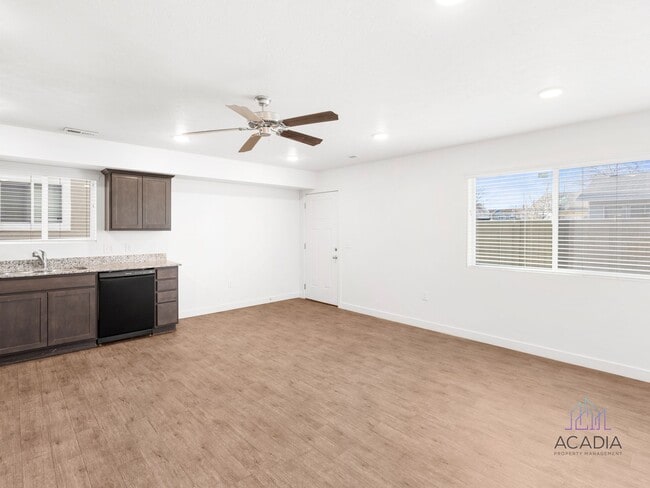 Building Photo - Spacious 3 Bed/2.5 Bath Townhome in Magna Community!