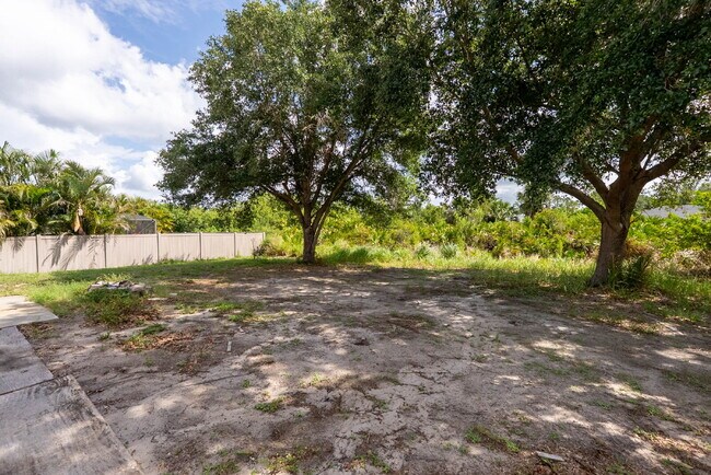 Building Photo - "Freshly Painted 3-Bed  with 2 Baths Home ...