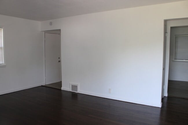 Building Photo - Beautiful 4 bedrooms and 1 bath home located on Freeman Ave in Kansas City, KS