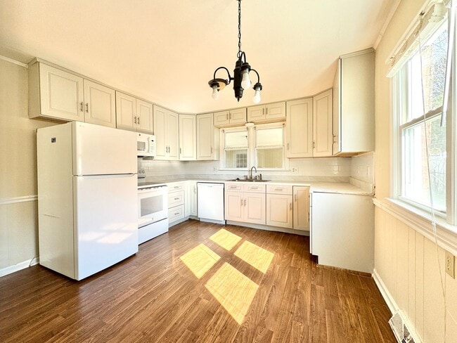 Building Photo - Spacious 3 Bedroom Home Convenient to New Garden