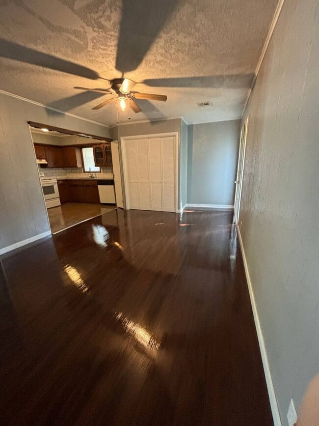 Building Photo - Must See 3 Bedroom