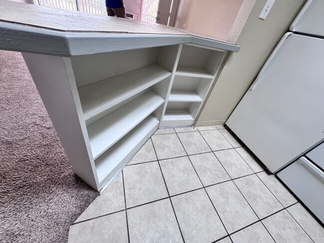 Building Photo - Cute 1 Bedroom-2nd floor Condo in Windsor