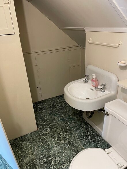 Building Photo - 206 Wales Rd NE