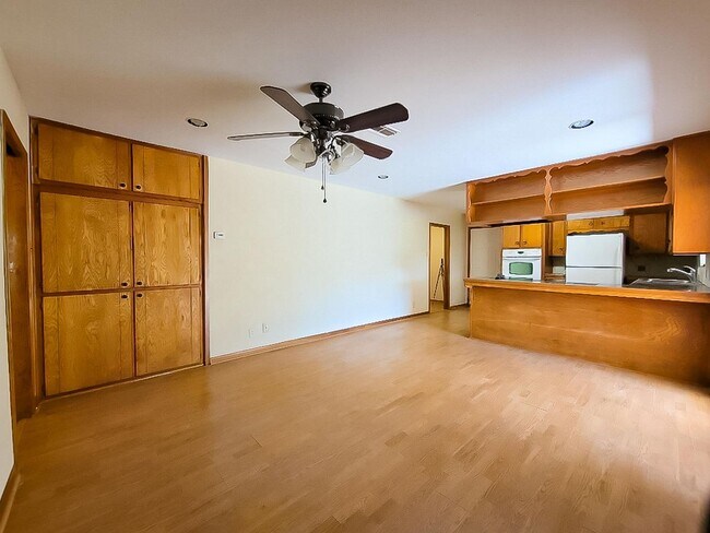 Building Photo - 1124 Harrison Ln