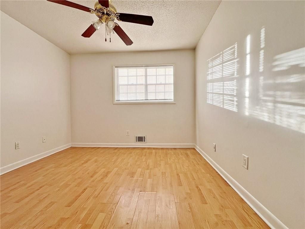 Building Photo - 2946 N Dekalb Dr