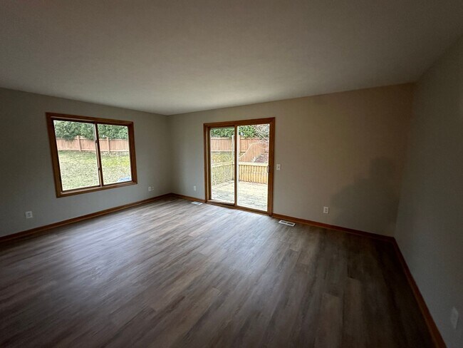 Building Photo - 904 Vos St