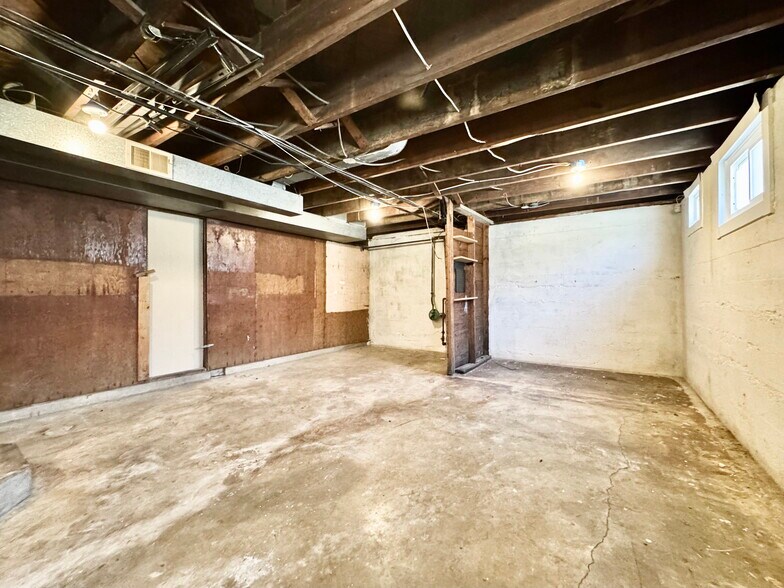 Building Photo - 9760 Clyde Ave