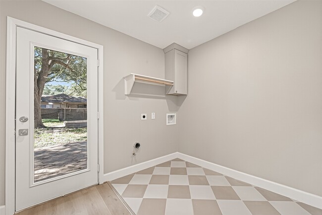 Building Photo - 1611 Drexel Dr