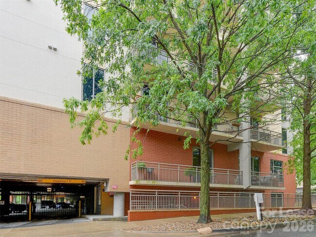 Building Photo - 701 Royal Ct