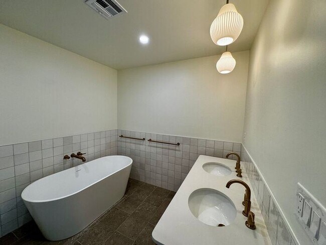 Building Photo - Luxury in the Heart of Huntsville