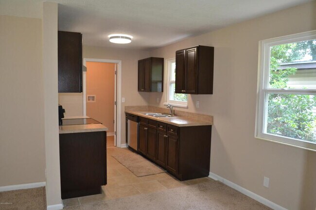 Building Photo - 2526 Pine Summit Dr E