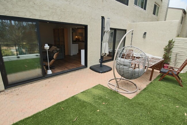 Building Photo - Furnished Recently Renovated Townhome