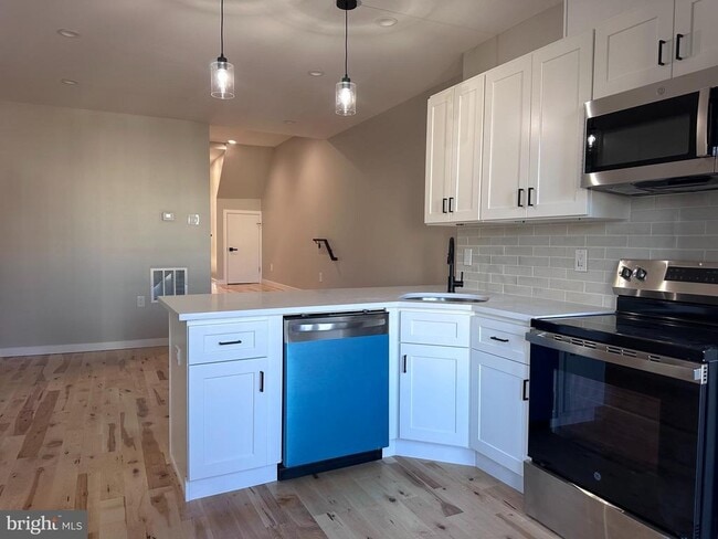 Building Photo - 2821 W Girard Ave