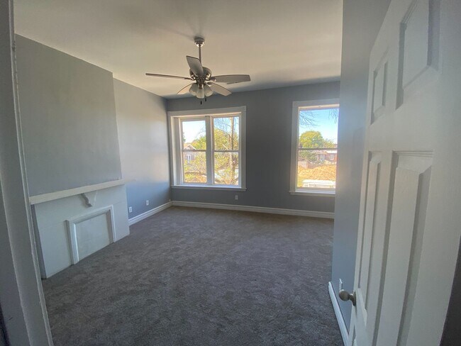 Building Photo - Spacious 4 bedroom 2 bath Townhome Updated...