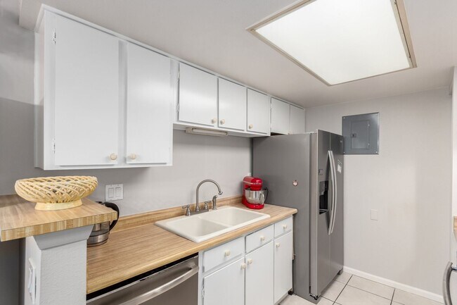 Building Photo - Beautiful 2 Bedroom Condo Across from Aurora Medical Center