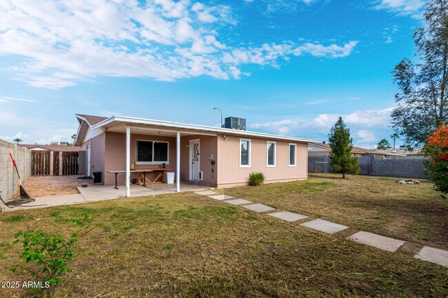 Building Photo - 1341 W Shannon St