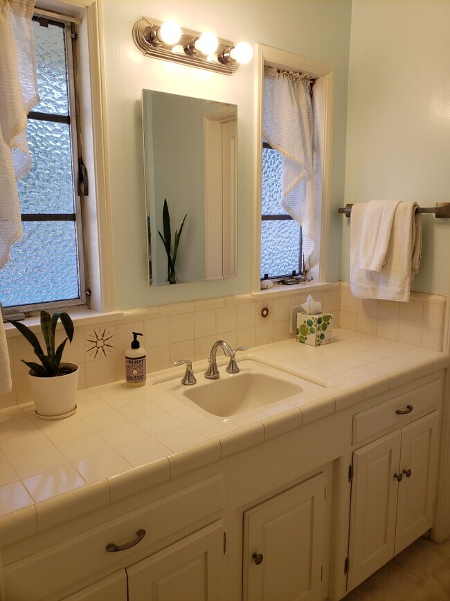 Building Photo - 609 E Buffalo Ave