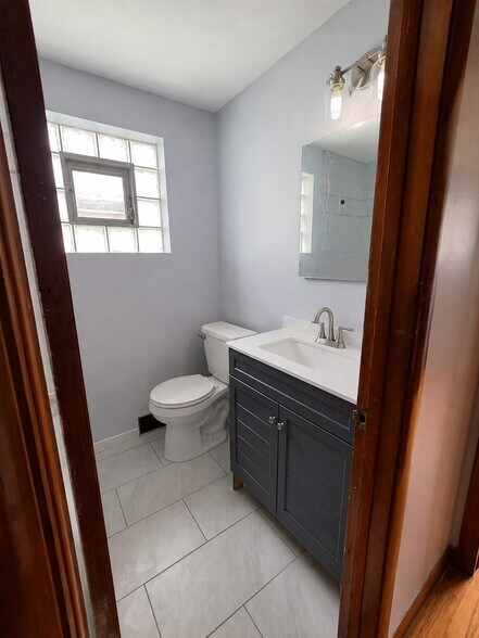 Main Bathroom - 136 S Iowa Ave