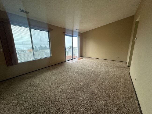 Building Photo - Three bedroom Clearview Circle Condo!