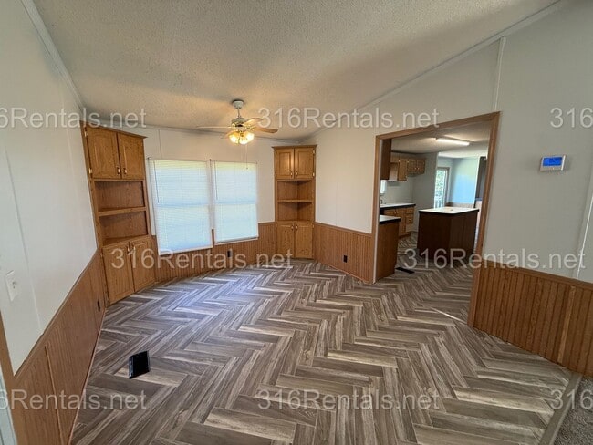 Building Photo - 800 W 81st St S
