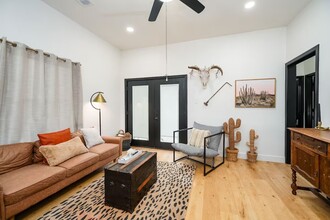 Building Photo - 502 Dark St