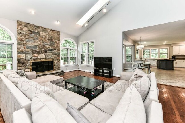 Building Photo - 2030 Spring Branch Dr